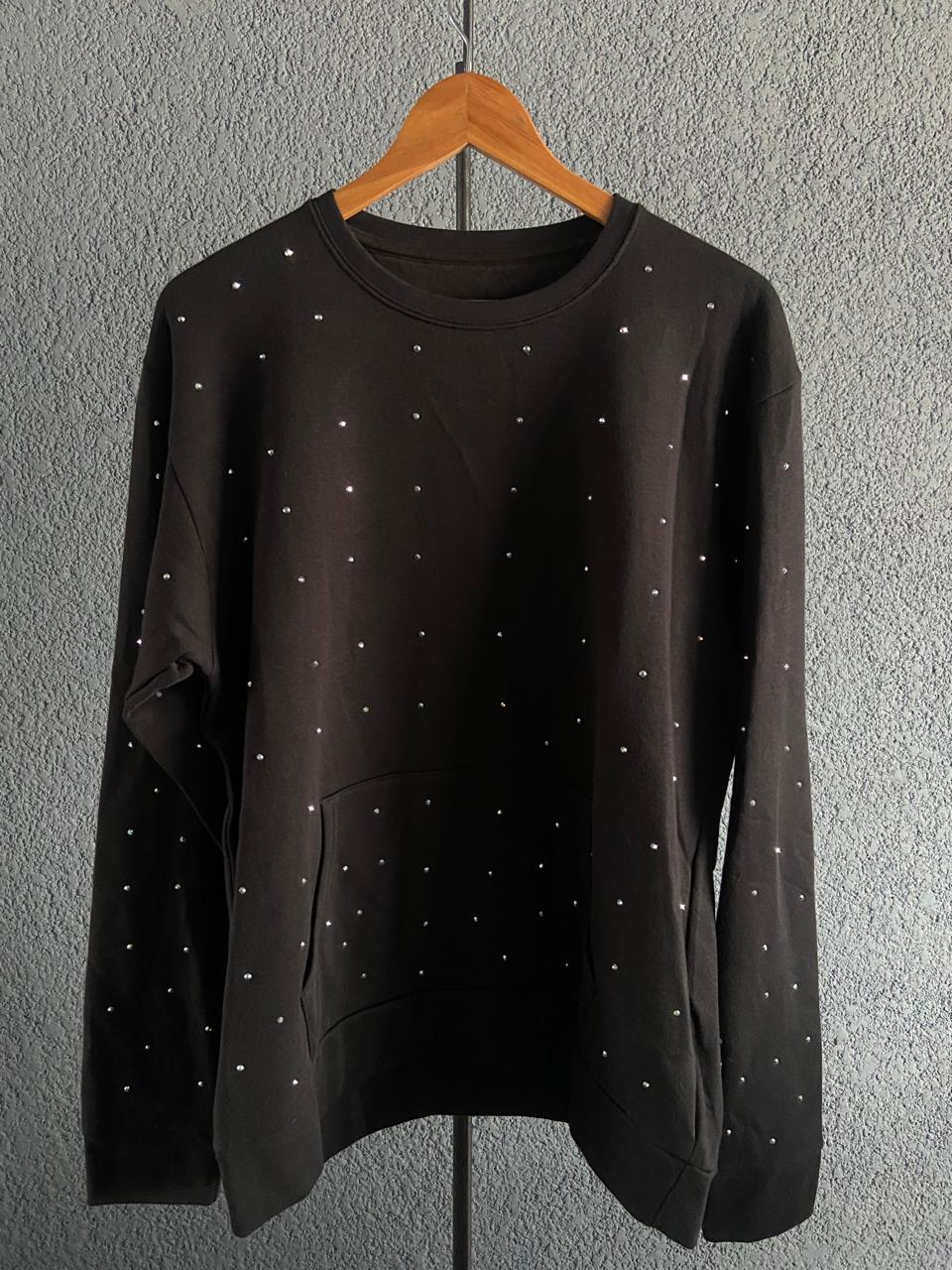 Sudadera de cuello redondo, Color negro, con aplicación full pedreria.