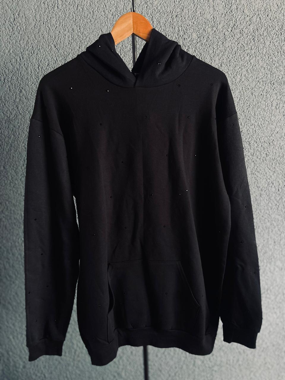 Sudadera de gorro en color negro, con aplicación full pedreria negra.