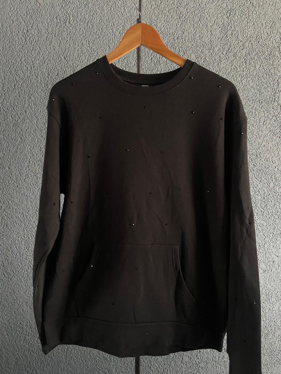 Sudadera de cuello redondo en color negro,on aplicación full pedreria negra.